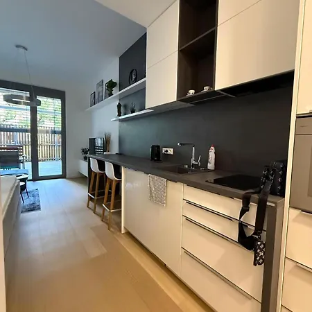 Moderny 1-izbovy S Terasou, Ranajkami A Parkovanim Apartman Pozsony