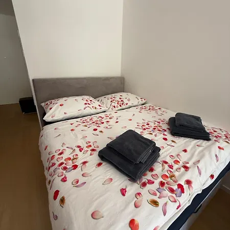 Moderny 1-izbovy S Terasou, Ranajkami A Parkovanim Apartment