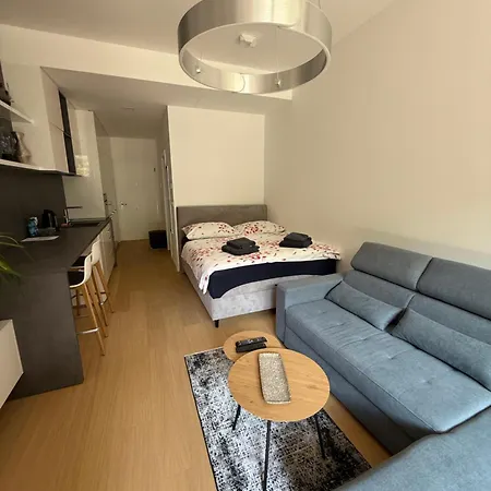 Moderny 1-izbovy S Terasou, Ranajkami A Parkovanim *