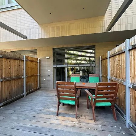 Moderny 1-izbovy S Terasou, Ranajkami A Parkovanim Apartament