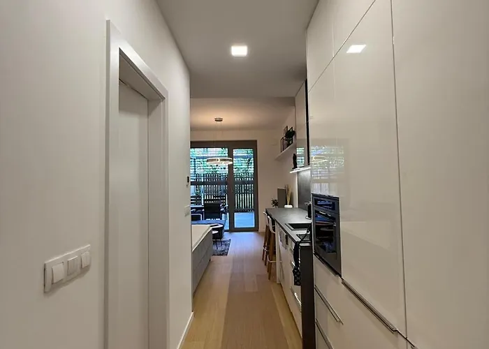 Moderny 1-izbovy S Terasou, Ranajkami A Parkovanim