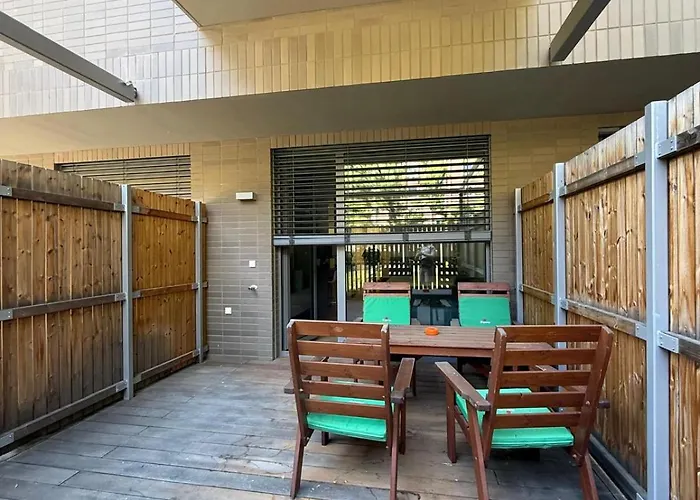 Moderny 1-izbovy S Terasou, Ranajkami A Parkovanim Apartament