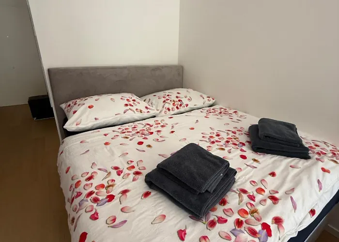 Moderny 1-izbovy S Terasou, Ranajkami A Parkovanim Apartament